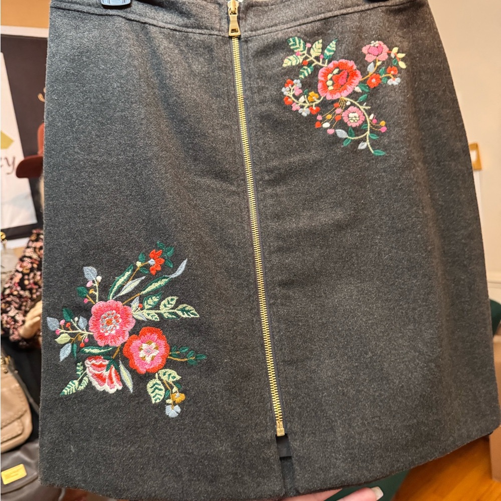 Loft Sz 4 Gray Wool Blend EUC front zip skirt Embroidered Floral - Picture 2 of 7